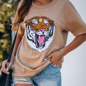 Great condition hear me roar Vici doll tee